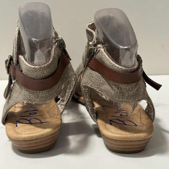 Women's Tan Sandals - Picture 9 of 11